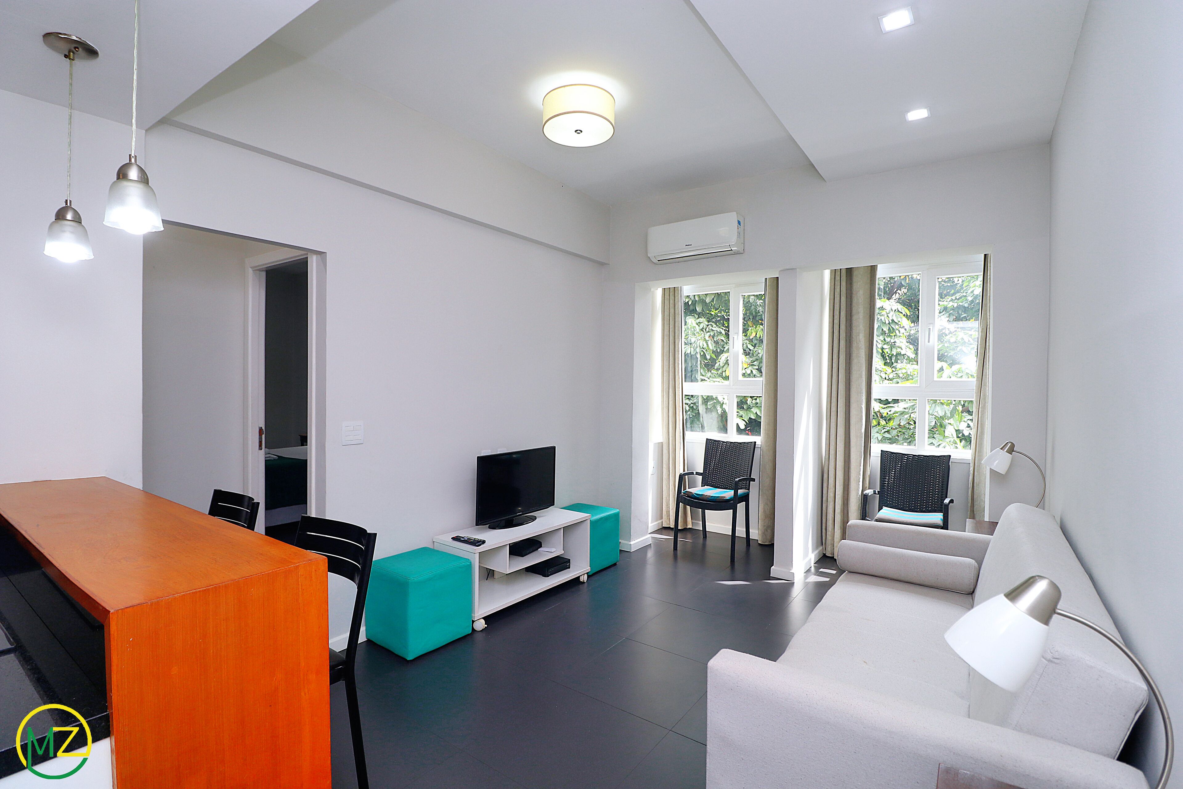 City-Apartment, 2 Schlafzimmer, Küche, Stadtblick | Wohnbereich | Fernseher