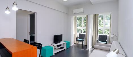 City-Apartment, 2 Schlafzimmer, Küche, Stadtblick | Wohnbereich | Fernseher