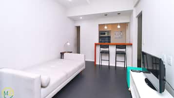 City appartement, 2 slaapkamers, keuken, uitzicht op de stad | Woonruimte | Televisie