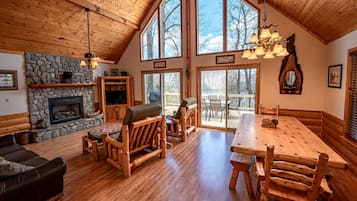 Premium Cabin, 4 Bedrooms, Fireplace, Lake View | Living area