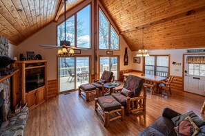 Premium-Ferienhütte, 4 Schlafzimmer, Kamin, Seeblick | Wohnbereich