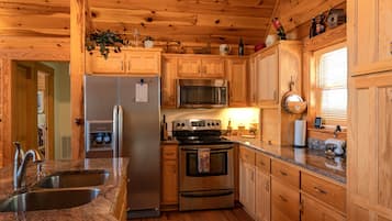 Cabin, 3 Bedrooms, Mountain View, Mountainside | Private kitchen | Toaster, dining tables