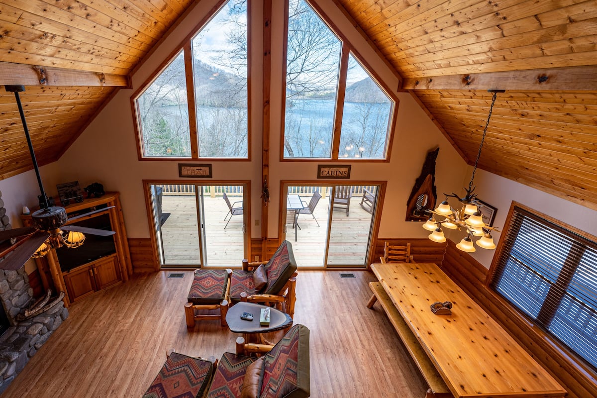 Cabin Premium, 4 phòng ngủ, lò sưởi, quang cảnh hồ | Khu phòng khách