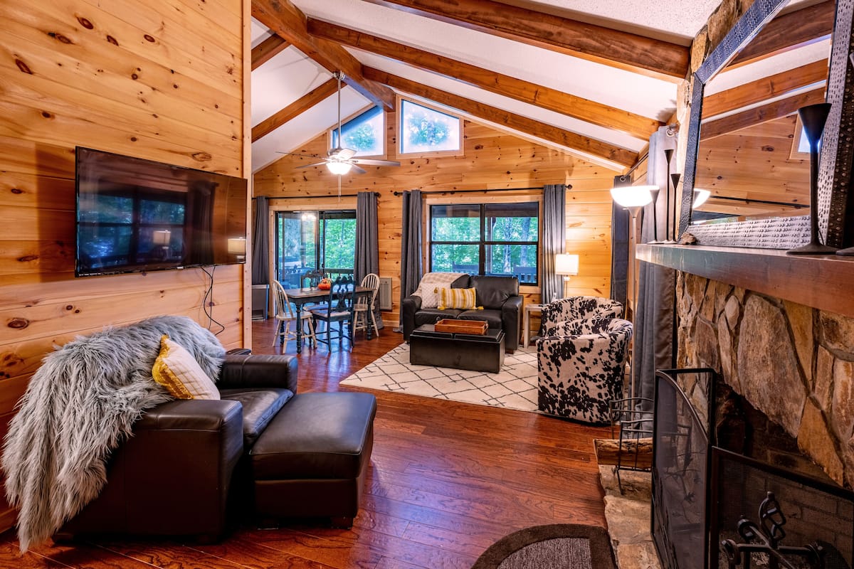 Family Cabin, 3 Bedrooms, Mountain View, Lakeside | Living area