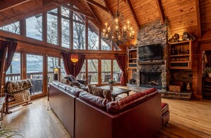 Living room - stayNantahala - Smoky Mountain Cabins (Topton)