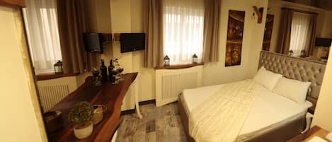 Quarto casal exclusivo, vista para a cidade | Escrivaninha, Wi-Fi de cortesia, roupa de cama