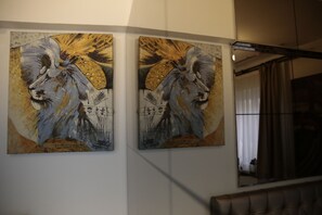 Escritorio, wifi gratis y ropa de cama 