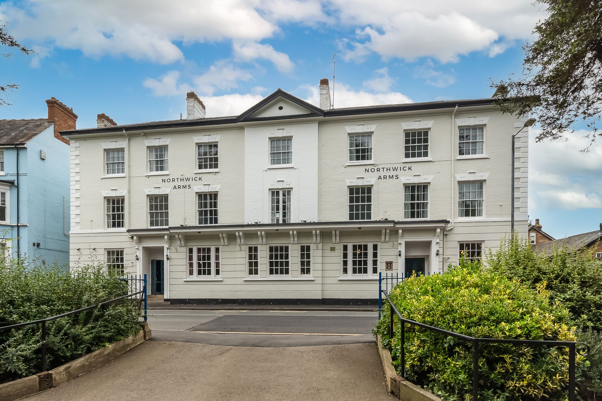 Un edificio de dos pisos con el nombre "Northwick Arms" en la fachada.