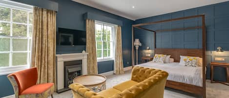 Signature Suite, 1 King Bed, River View | 1 bedroom, desk, free WiFi, bed sheets