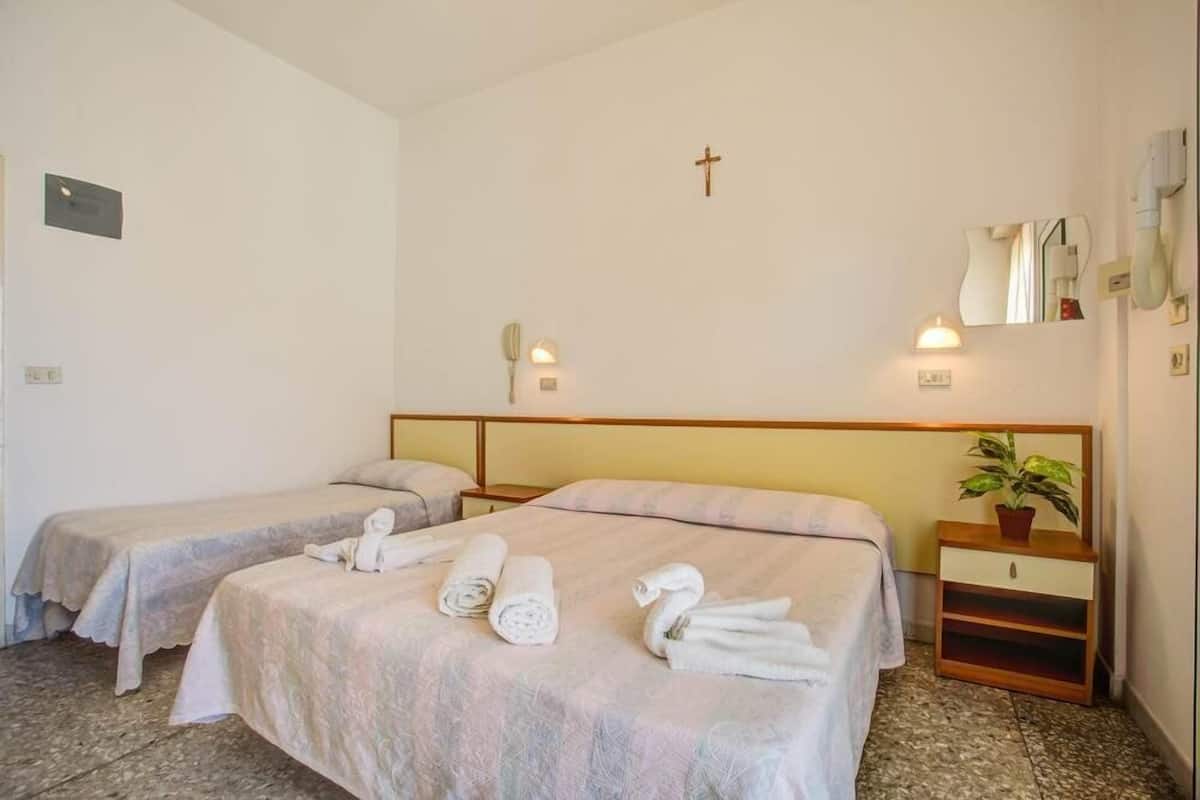 In-room safe, desk, soundproofing, free WiFi