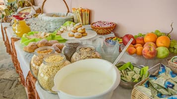 Déjeuner et dßner servis sur place, spécialités Cuisine locale