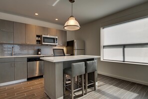 Hypo-allergenic bedding, desk, laptop workspace, blackout drapes - Hyatt House Chicago Oak Brook (Oak Brook)