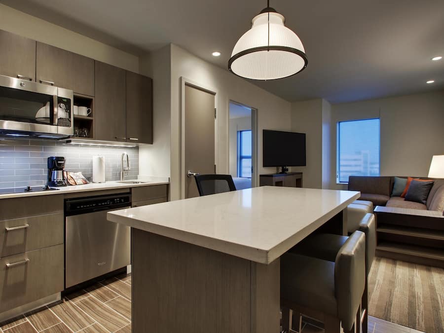 Mikrobølgeovn, kaffe-/temaskine, køkkentøj/tallerkener/redskaber