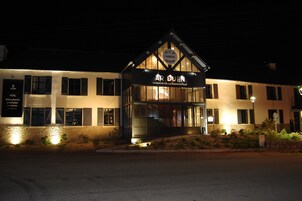 Un hotel con una entrada destacada y señalización que indica 'AR DUEN' y 'DOMAINE DE LA HARDOUINAIER'.