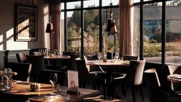 3 Restaurants; Mittagessen und Abendessen werden serviert