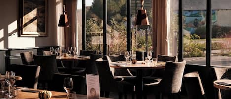 3 restaurants; lunch and dinner served