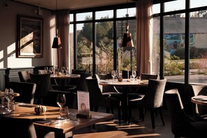 3 restaurantes; se sirve almuerzo y cena