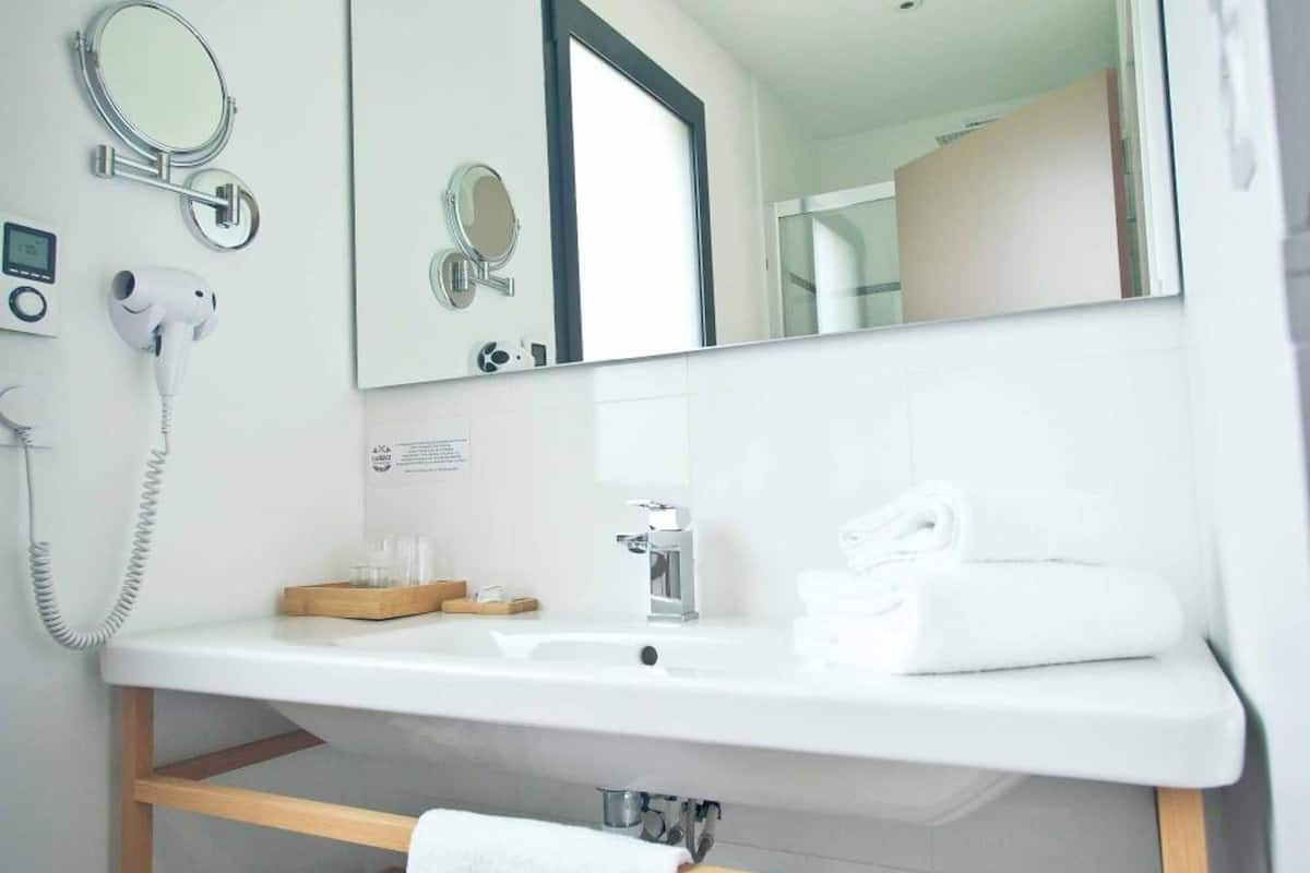 shower, free toiletries, hair dryer, towels