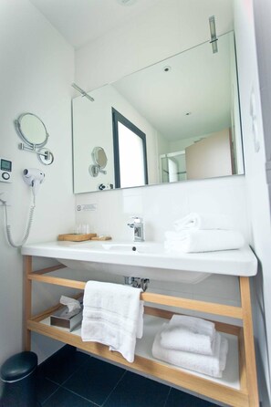 Dusche, kostenlose Toilettenartikel, Haartrockner, Handtücher