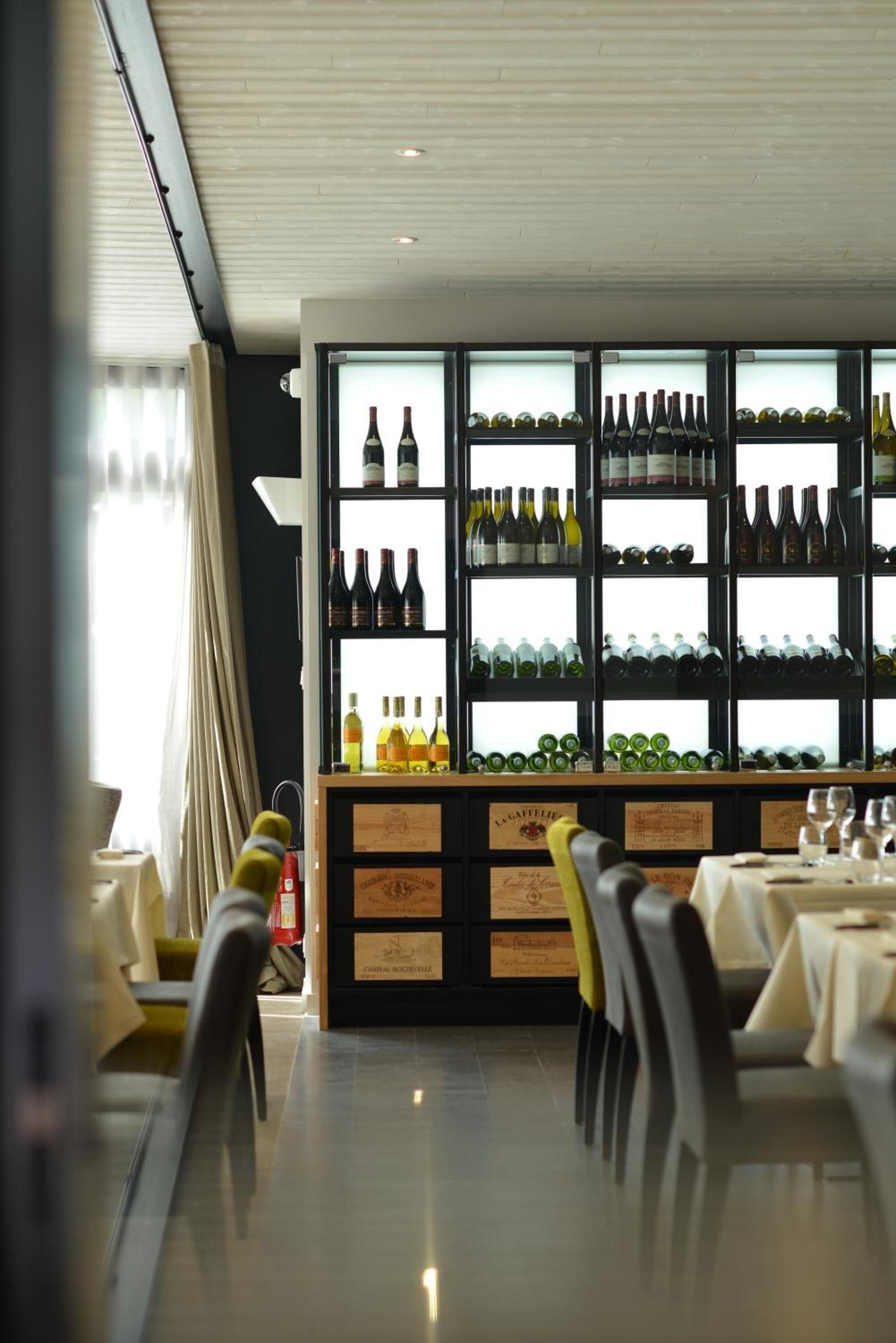 3 restaurants, lunch, dinner served; french cuisine