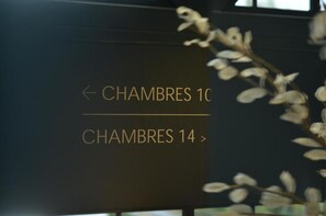 Luokittelematon kuva, 5 kautta 42, painike