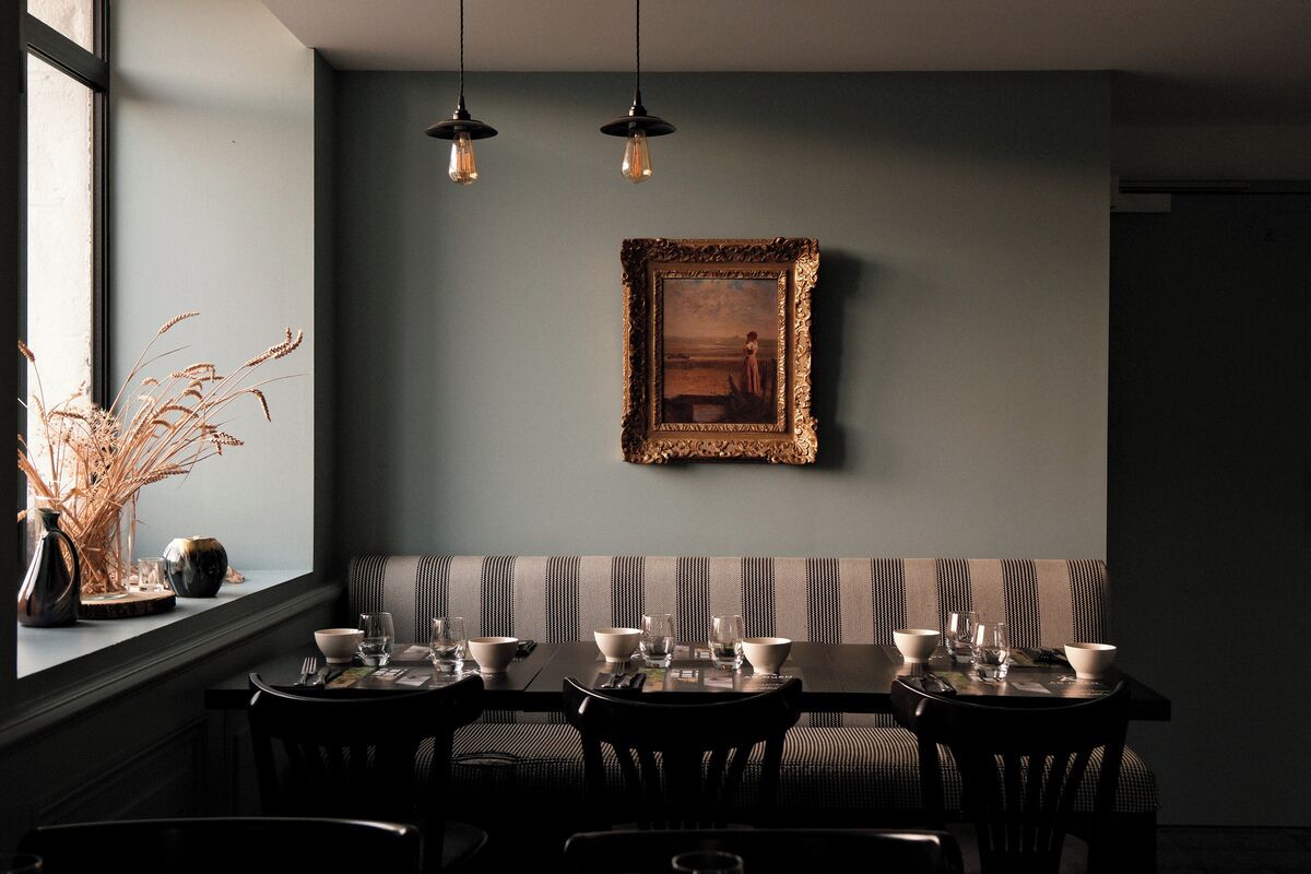 3 restaurants; lunch and dinner served
