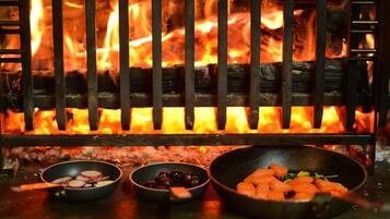 3 restaurants, lunch, dinner served; French cuisine