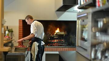 3 restaurants, lunch, dinner served; French cuisine