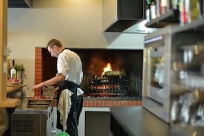 3 restaurants servant le déjeuner et le dîner, plats Cuisine française