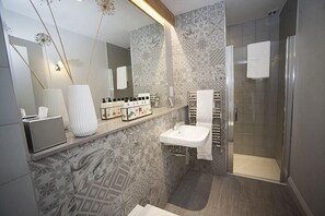 Tweepersoonskamer (Mezzanine) | Badkamer | Gratis toiletartikelen, een haardroger, handdoeken