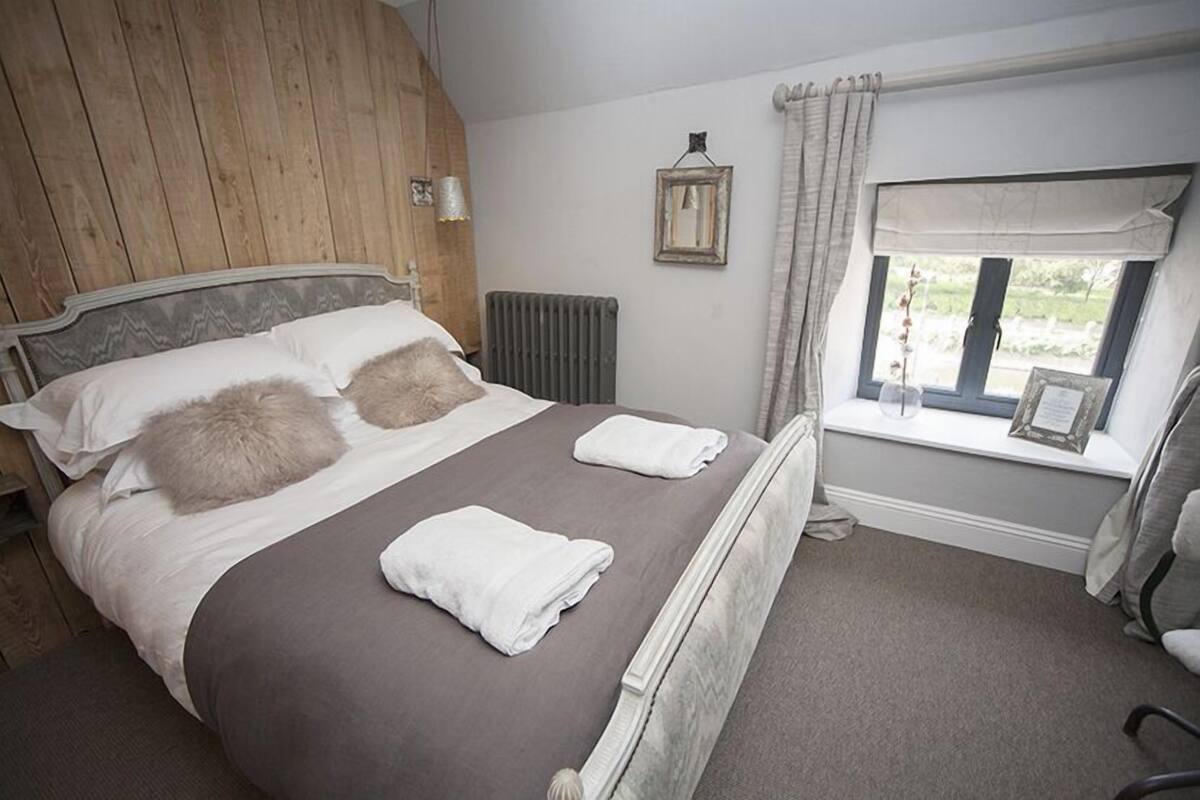 Double Room (Small ) | Hypo-allergenic bedding available, desk, iron/ironing board (on request)