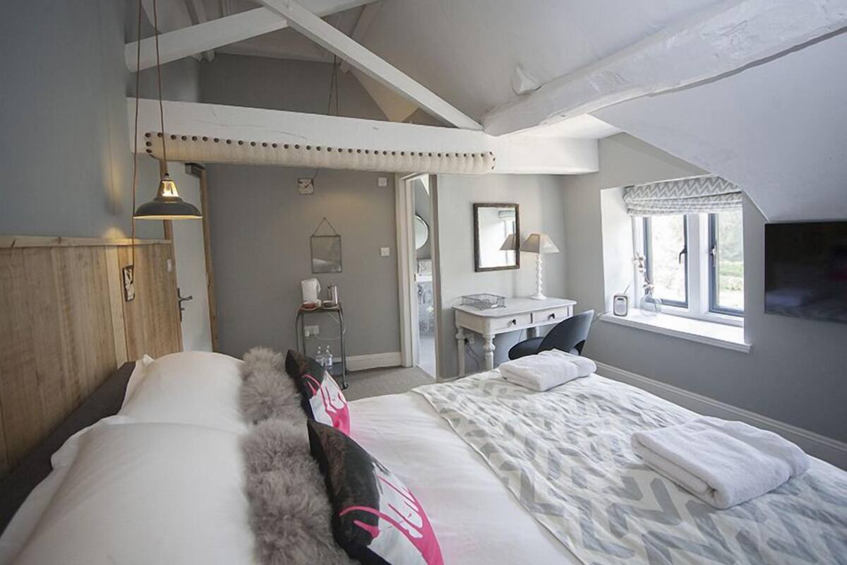 Double Room (Medium ) | Hypo-allergenic bedding available, desk, iron/ironing board (on request)