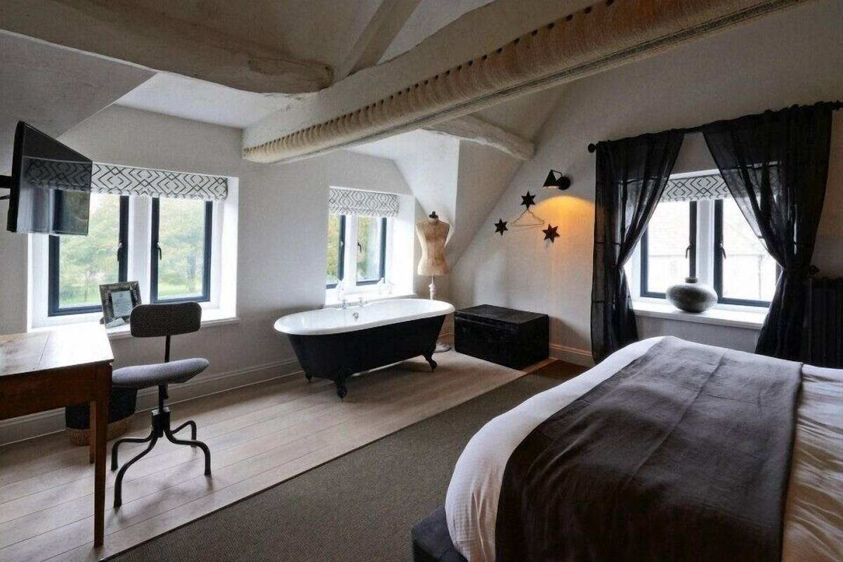 Double Room, Bathtub (Large) | Hypo-allergenic bedding available, desk, iron/ironing board (on request)