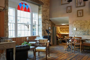 Breakfast, lunch, dinner served; British cuisine  - Timbrell's Yard (Bradford-on-Avon)