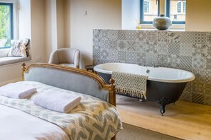 Dubbelrum - badkar (Large) | Allergitestade sängkläder, skrivbord och strykjärn/strykbräda