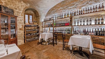 2 restaurants servant le déjeuner et le dßner, plats Cuisine locale