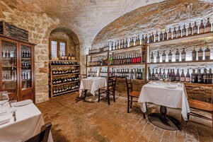 2 restaurants, lunch, dinner served; local cuisine