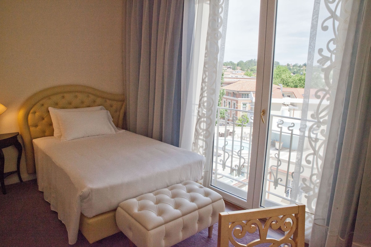 Familiekamer | Luxe beddengoed, een minibar, een kluis op de kamer, een bureau