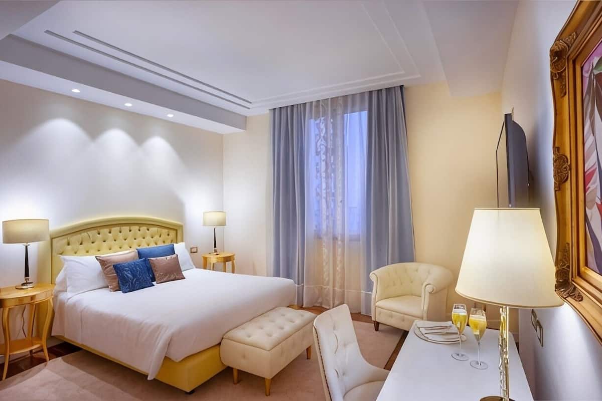 Luxe beddengoed, een minibar, een kluis op de kamer, een bureau