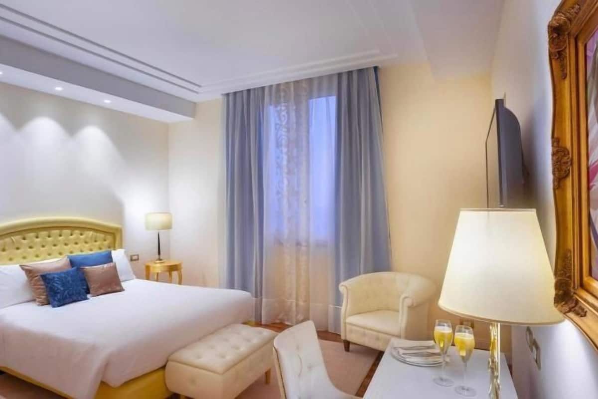 Luxe beddengoed, een minibar, een kluis op de kamer, een bureau