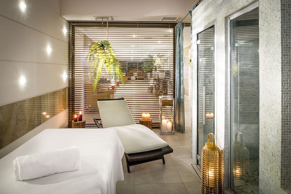 Couples treatment rooms, sauna, hot tub, steam room, Turkish bath