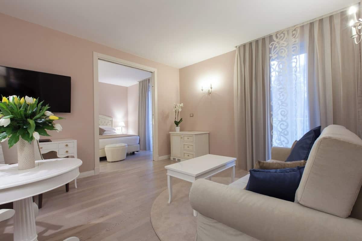 Suite | Luxe beddengoed, een minibar, een kluis op de kamer, een bureau