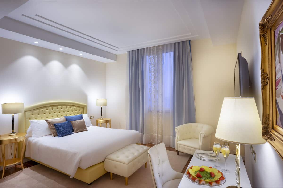 Classic-værelse | Premium-sengetøj, minibar, pengeskab på værelset, skrivebord