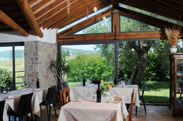 Petit déjeuner et dîner servis sur place