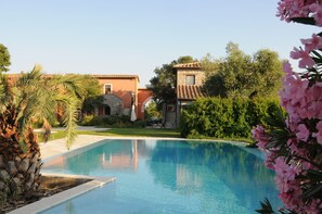 Piscine extérieure (ouverte en saison), chaises longues