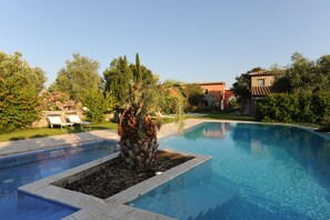 Piscina externa sazonal, espreguiçadeiras