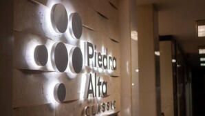 Uma parede com o texto "Piedra Alta CLASSIC" e um logotipo.