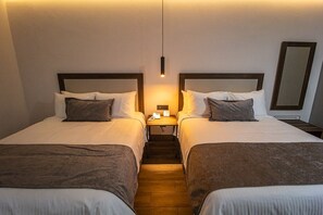 Habitación doble superior, 2 camas Queen size | Caja de seguridad en la habitación y escritorio 