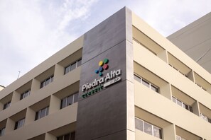 Vista frontal de la propiedad