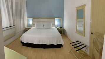 Habitación estándar, 1 cama King size | Caja de seguridad en la habitación y escritorio